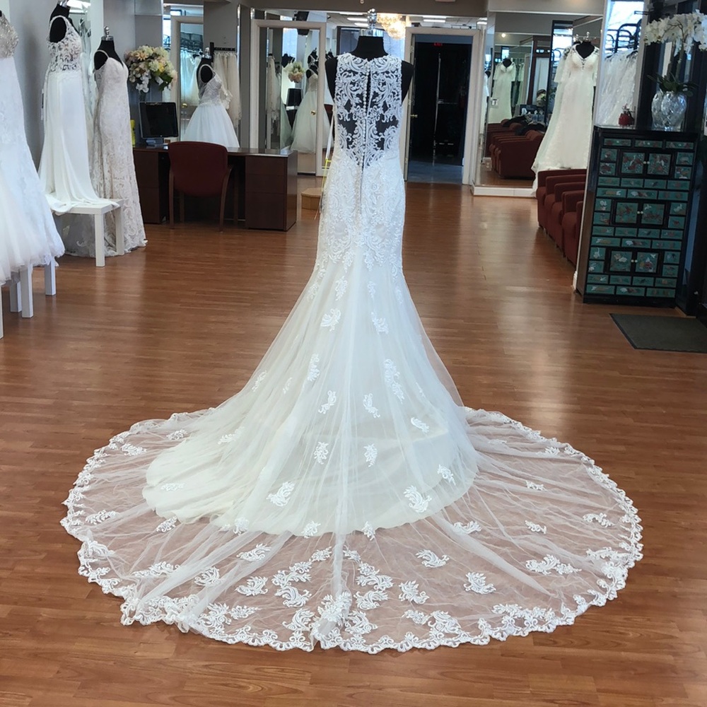 Ivory wedding gown with faux pearls, lace - Picture 4 of 7